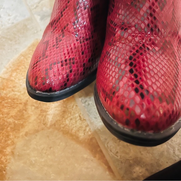 ❤️Wonderful Red & Black Snake Print Zip Up Ankle Booties! - Picture 5 of 10